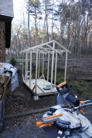 薪作り、小屋作りに大活躍のスライド丸鋸。